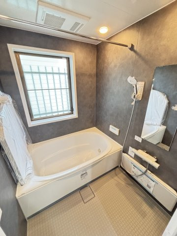 奈良市押熊町の浴室|窓付きでお掃除中もしっかり換気♪明るい浴室です。