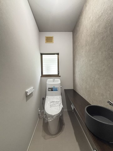 奈良市押熊町のトイレ|スタイリッシュな手洗いがある１階トイレです。