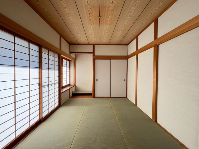 奈良市押熊町の和室|障子を開けると、人工芝の庭が広がっています。