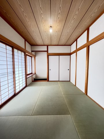 奈良市押熊町の和室|障子を開けると、人工芝の庭が広がっています。