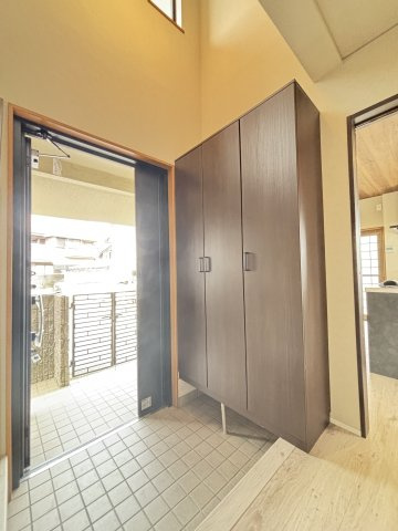 奈良市押熊町の玄関|上部が吹き抜けで解放感たっぷりの玄関です。