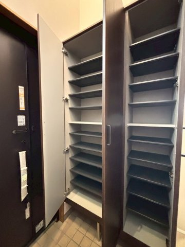 奈良市押熊町の収納|玄関目の前にハンガーパイプ付の収納があり、アウターもかけれて便利です♪