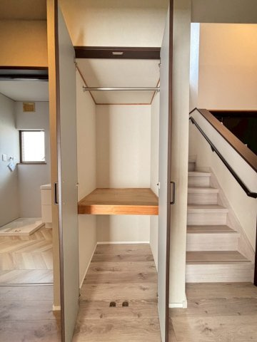 奈良市押熊町の内装|2階からの玄関眺めです。窓付きでより開放感が感じられます。ペンダントライトも映えます。