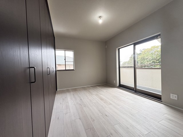 奈良市押熊町の寝室|壁一面クローゼットの寝室です。2面採光で明るいです！