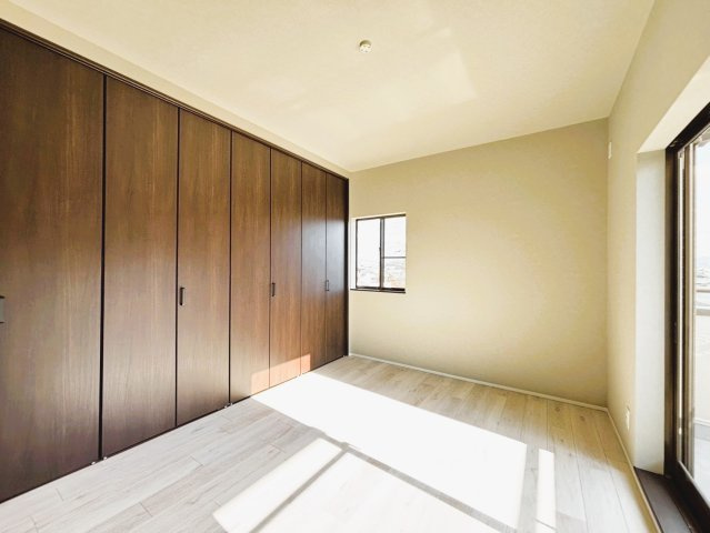 【9/5（土）9/6（日）オープンハウス開催！】奈良市押熊町の寝室|壁一面クローゼットの寝室です。2面採光で明るいです！