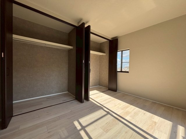 奈良市押熊町の洋室|8.25帖の洋室です。こちらも二面採光です