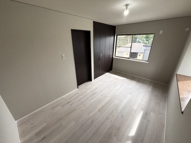 奈良市押熊町の洋室|8.25帖の洋室です。こちらも二面採光です