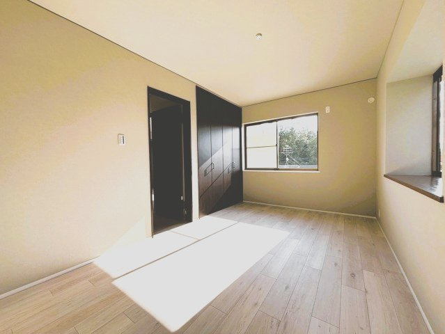 奈良市押熊町の洋室|8.25帖の洋室です。こちらも二面採光です