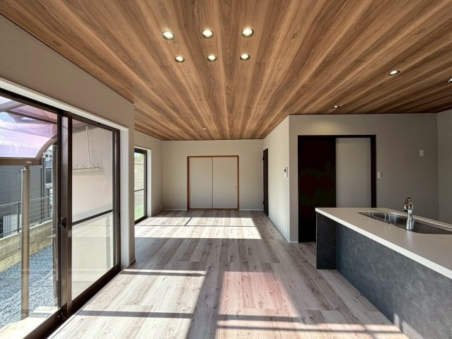 奈良市押熊町の居間・リビング|リビングダイニング18.5帖。木目調の天井で落ち着く空間に。