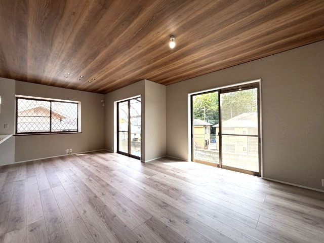 奈良市押熊町の居間・リビング|南面リビングで陽当たりがよくあたたかな雰囲気の中でおくつろぎいただけます。