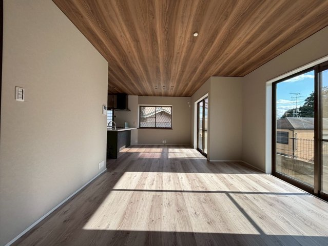 奈良市押熊町のキッチン|リビングを見渡せる対面式キッチン。勝手口を開けると駐車場につながります。