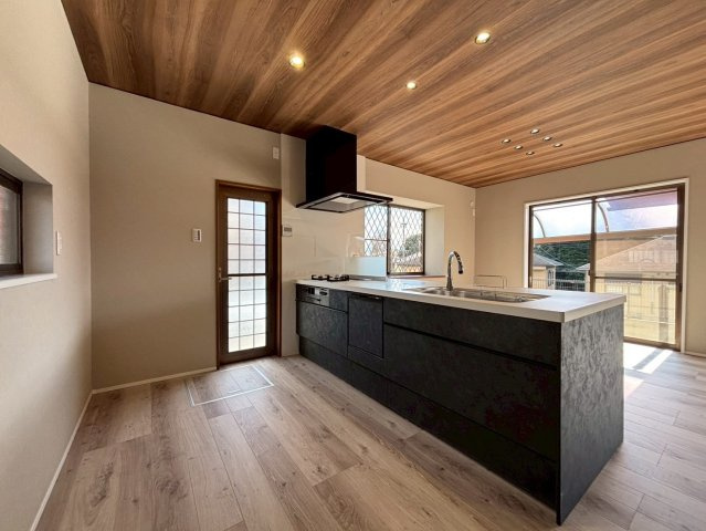 奈良市押熊町のキッチン|食器洗浄乾燥機付きで家事もはかどります。