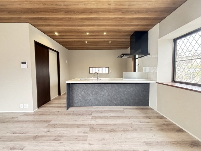 奈良市押熊町のキッチン|リビングを見渡せる対面式キッチン。勝手口を開けると駐車場につながります。