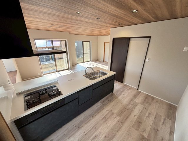 奈良市押熊町の独立洗面台|ヘリンボーンの床があたたかみのある洗面脱衣所です