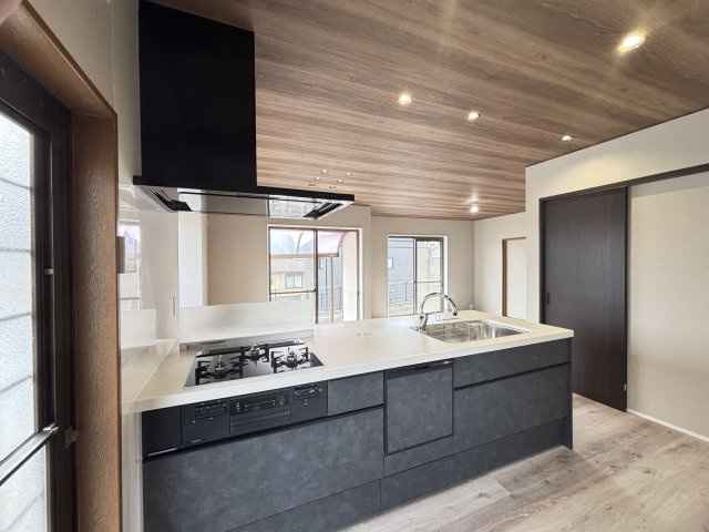 奈良市押熊町のキッチン|食器洗浄乾燥機付きで家事もはかどります。