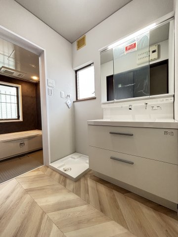 奈良市押熊町の独立洗面台|ヘリンボーンの床があたたかみのある洗面脱衣所です