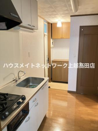 apartment Be：1のキッチン|キッチンから玄関