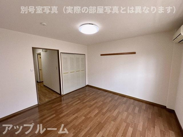 サープラス雉子野Bの居間・リビング