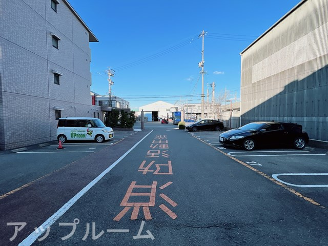 マ・メゾン小牧原 南館の駐車場