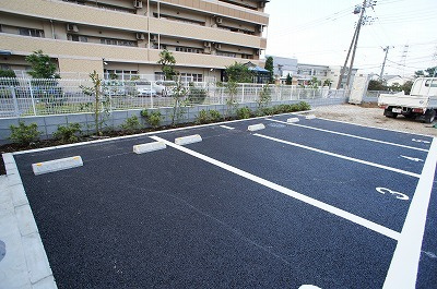 リブリ・M&Mの駐車場