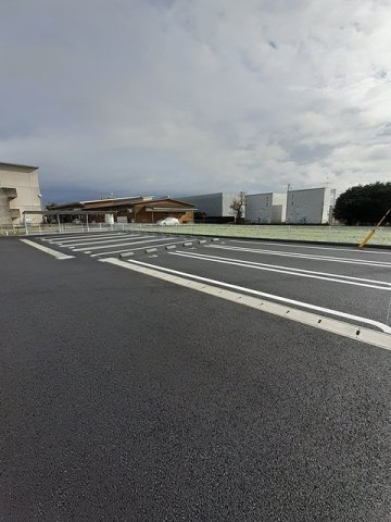 フローラル花房Ｃの駐車場