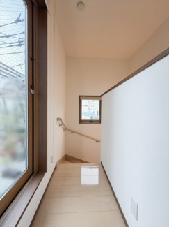 【内装】 | 志村坂上駅エリア 4LDK築浅戸建て | 3Fに繋がる階段です。ルーフバルコニー繋がる窓から明るい光が差し込みます。