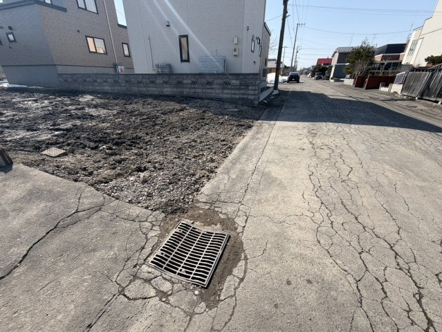 江別市向ヶ丘[売土地]の前面道路含む現地写真