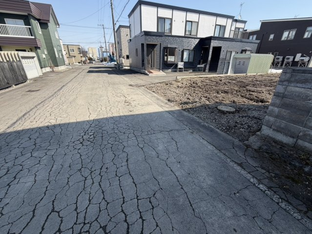 江別市向ヶ丘[売土地]の前面道路含む現地写真