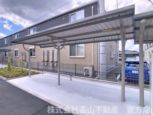 直方市大字感田のアパートの駐車場