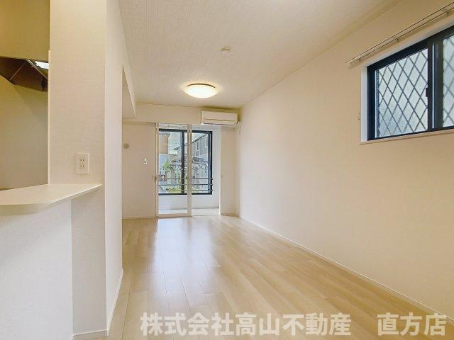 直方市大字感田のアパートの居間・リビング