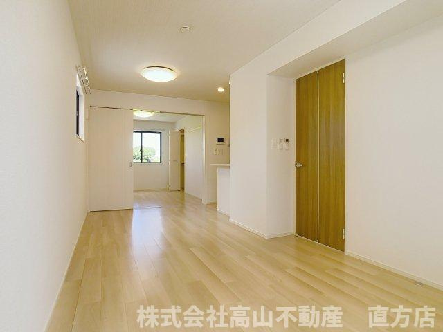 直方市大字感田のアパートの居間・リビング
