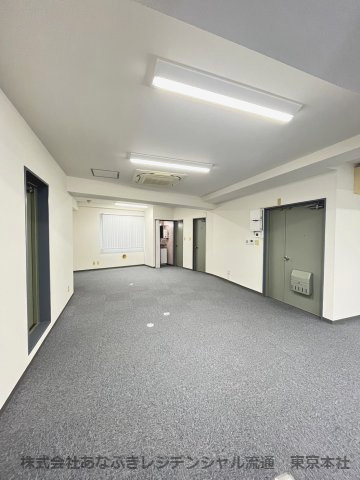 猪瀬ビルのロビー|入口右手にはトイレと奥に給湯室アリ