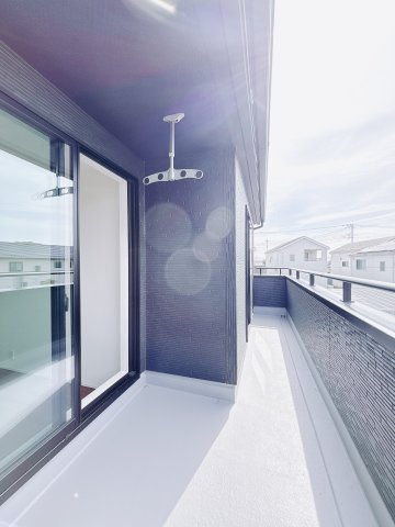 【新築戸建】前橋市上増田町第3 のバルコニー|■バルコニー｜あたたかな陽のひかりを浴びることのできるバルコニー。お洗濯物やお布団を干せば、家族みんなが気持ちよく暮らすことができます(*^^*)

