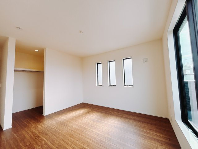 【新築戸建】前橋市上増田町第3 の寝室|■主寝室｜主寝室には夢のウォークインがございます♪お洋服やバッグだけでなく、増えていくお洋服やご家族での思い出の品もしっかりと収納します( ＾＾ )