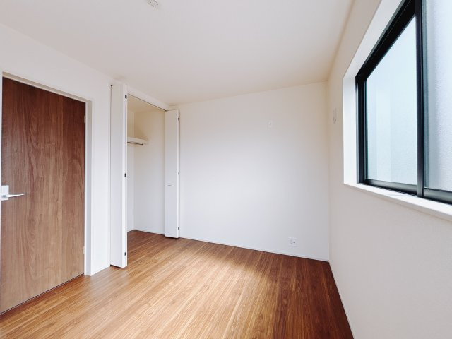 【新築戸建】前橋市上増田町第3 の洋室|■2階洋室｜ナチュラルカラーの床です。模様替えなどとても楽しく工夫できます♪陽当たり、風通しもとても良いので毎日快適な生活スタートです！子供部屋にも良いですね♪