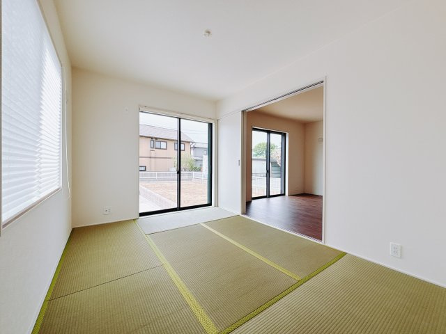 【新築戸建】前橋市上増田町第3 の和室|■1階和室｜リビングと繋がっている和室は、お子様の様子を見守りながらお洗濯物を畳んだり、家事の合間のちょっとした休憩やのんびりお昼寝にも♪セカンドリビングとしてもお使いいただけます。
