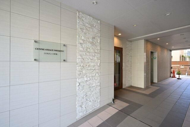 コスモグレイス新宿のエントランス