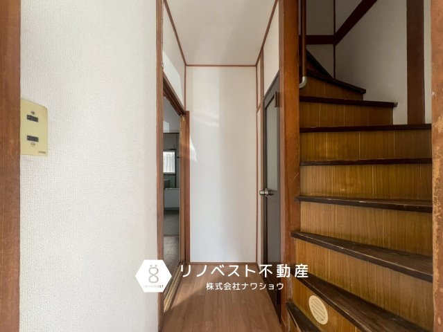 東大阪市鷹殿町の内装|玄関入ってすぐに階段がございます◎