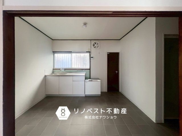 東大阪市鷹殿町の居間・リビング|約6帖のDK。
仕切り戸を開けて隣接する洋室と繋げてもお使いいただけます◎