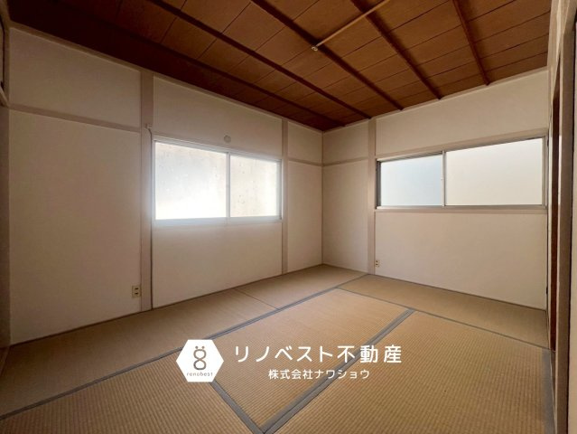 東大阪市鷹殿町の和室|約6帖の和室。
2面採光で陽当たりもしっかりございます◎