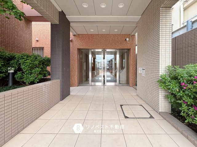 サーパス小阪のエントランス|エントランスや共用部は掃除が行き届いており非常に綺麗です⤴