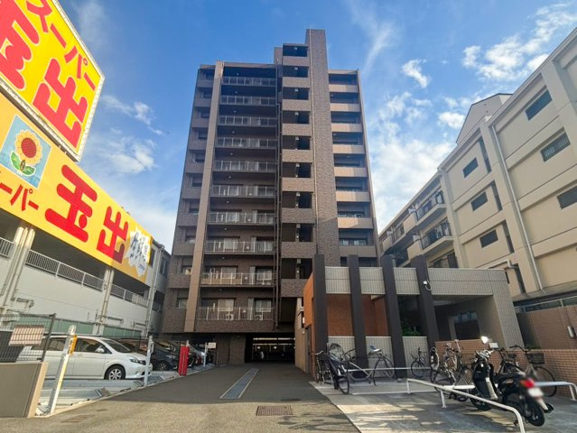 サーパス小阪の外観|11階建ての8階　3LDK中古マンション！リフォーム済で非常に綺麗です♪