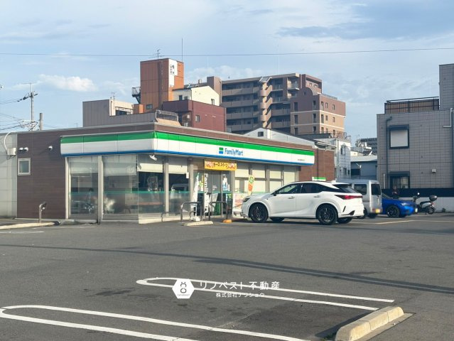 サーパス小阪の周辺|ファミリーマートまで徒歩約2分（100ｍ）でちょっとしたお買い物に便利ですね♪