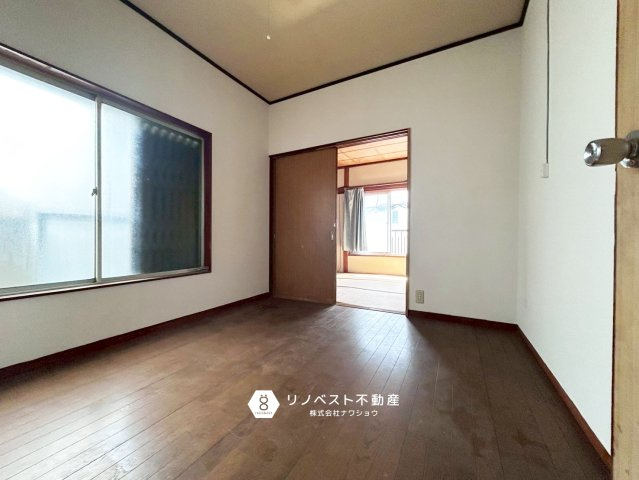 東大阪市上小阪３丁目の洋室|バルコニーに面した洋室です。
大きな窓からは採光もございます♪