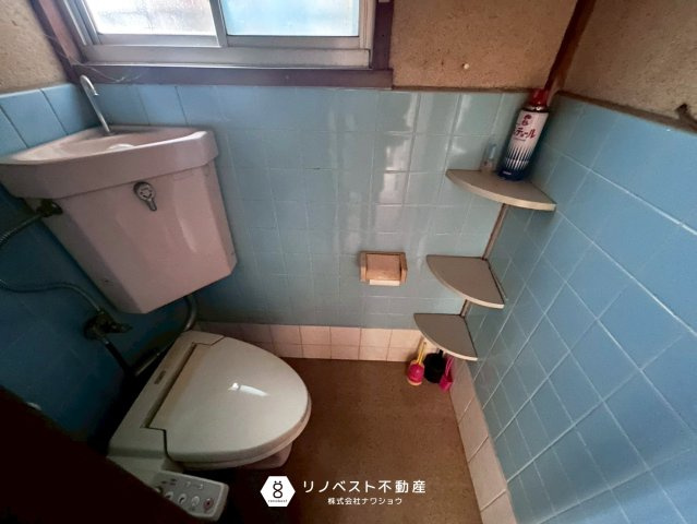 東大阪市上小阪３丁目のその他|洋式トイレです。
収納棚もございます♪