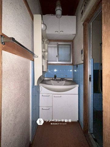 東大阪市上小阪３丁目の洗面所|洗面台もございます。
収納スペースもあるので日用品なども収納できます◎