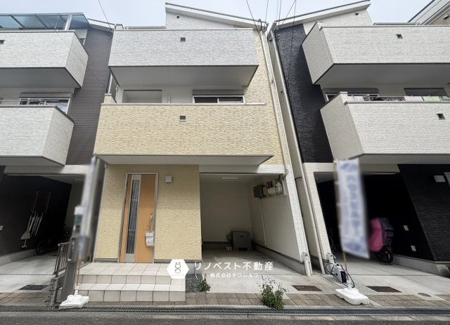大阪市東成区深江南３丁目戸建の外観|閑静な住宅街にございます◎
１台分の駐車スペースもございますので、ご安心ください♪