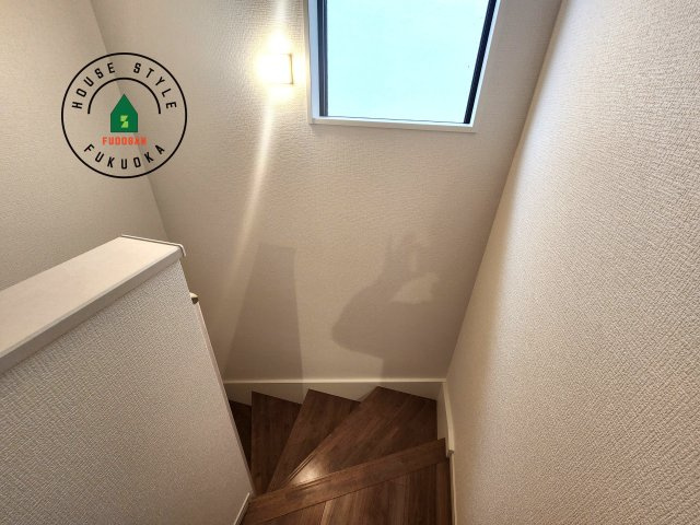 大野城市乙金東1丁目第1-2棟（2号棟）の内装|＜手すり付階段＞手すりがないと階段の昇り降りで危険なことはもちろん、壁に手をつきながら歩くことで壁紙が汚れやすくなります。すべての方に快適に昇り降りしていただくため、手すりを設置しました。