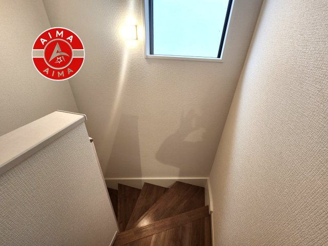 大野城市乙金東1丁目第1-2棟（2号棟）の内装|＜手すり付階段＞手すりがないと階段の昇り降りで危険なことはもちろん、壁に手をつきながら歩くことで壁紙が汚れやすくなります。すべての方に快適に昇り降りしていただくため、手すりを設置しました。