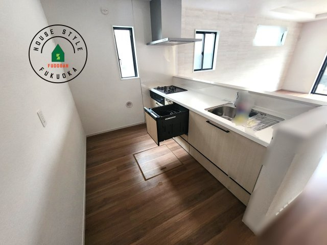 大野城市乙金東1丁目第1-2棟（2号棟）のキッチン|明るいキッチン作業スペースを多くとりました。ご夫婦でキッチンに立っても調理がしやすい広さです。食器類もすっきりと片付く収納は魅力的です。